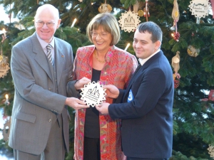 Überreichung des Weihnachtsbaumes durch Ulla Schmidt und Enrico Schütze an Prof. Dr. Norbert Lammert